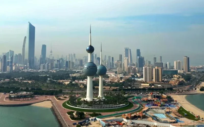 تقلبات درجات الحرارة.. تفاصيل طقس الكويت نهاراً وبتوقيت ساعات الليل المتأخرة